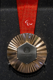France, Paris (75), le musée de la Monnaie de Paris, médaille d'Argent des Jeux Olympiques 2024 fabriquée par la Monnaie de Paris