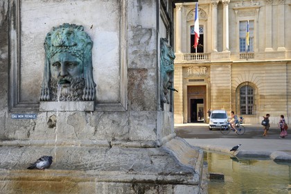 France, Bouches-du-Rhône (13), Arles, place de la République, fontaine de l'obélisque et l'Hotel de Ville en arrière plan