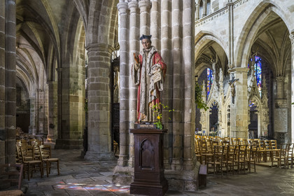 France, Côtes-d'Armor, Tréguier, Saint Tugdual Cathedral, statue of Saint Yves pleading and his tomb in the background