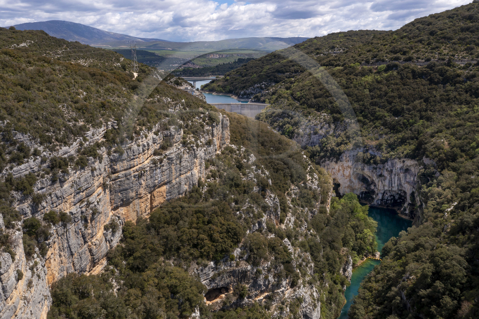 Var (83) rive gauche et Alpes-de-Haute-Provence (04) rive droite, Parc Naturel Régional du Verdon, Basses Gorges du Verdon en aval du lac de Sainte Croix, les gorges de Baudinard et le barrage de Sainte Croix en arrière plan (vue aérienne)