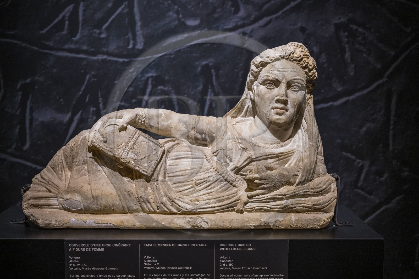 France, Gard (30), Nîmes, Musée de la Romanité, couvercle d'une urne cinéraire étrusque en albatre à figure de femme (Volterra IIème siècle av. J.-C.)(exposition temporaire) France, Gard (30), Nîmes, Musée de la Romanité, couvercle d'une urne cinéraire étrusque en albatre à figure de femme (Volterra IIème siècle av. J.-C.)(exposition temporaire)