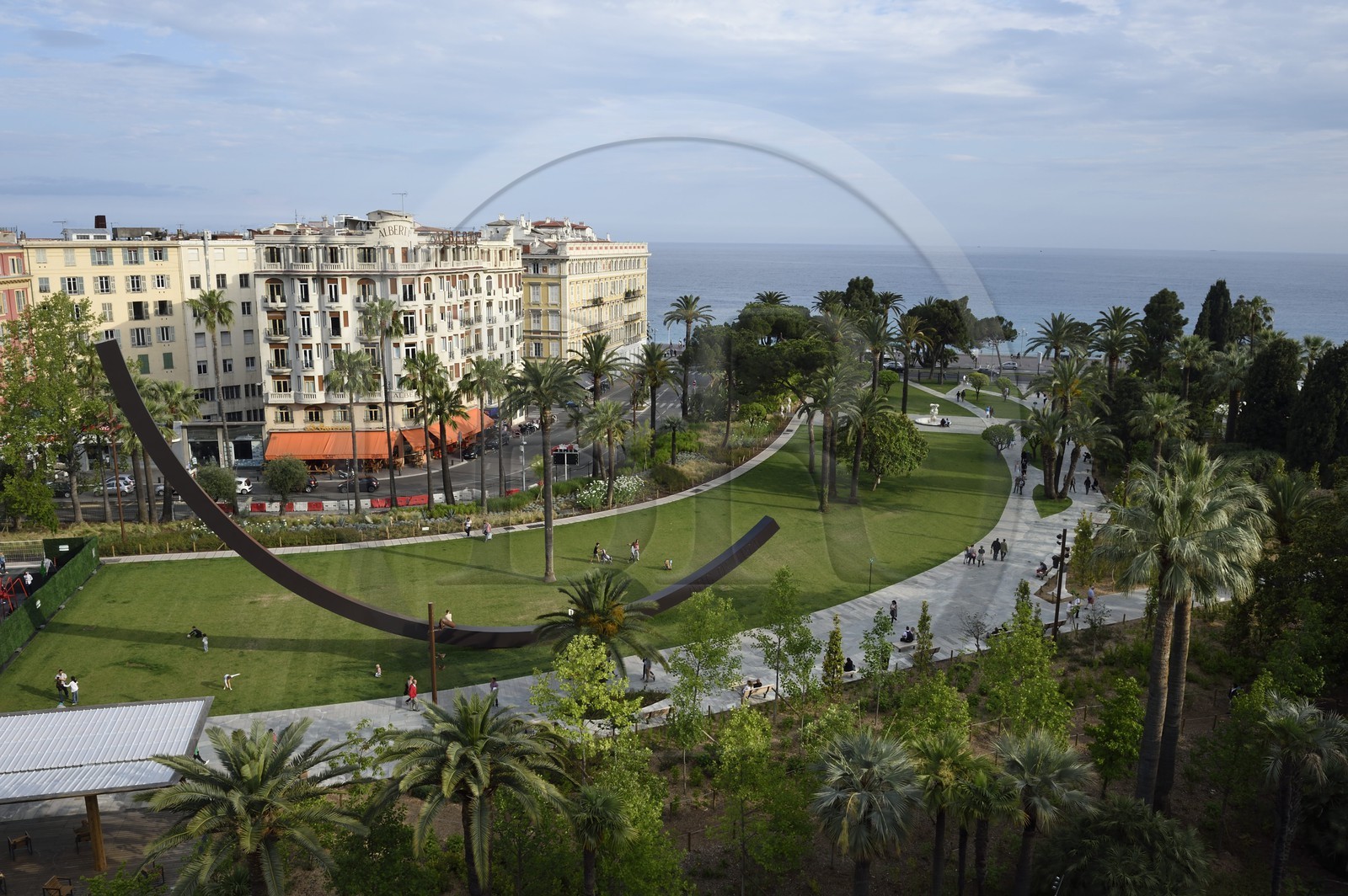 France, Alpes-Maritimes (06), Nice, la Promenade du Paillon, l'Arc 115°5 de Bernar Venet dans le jardin Albert 1er