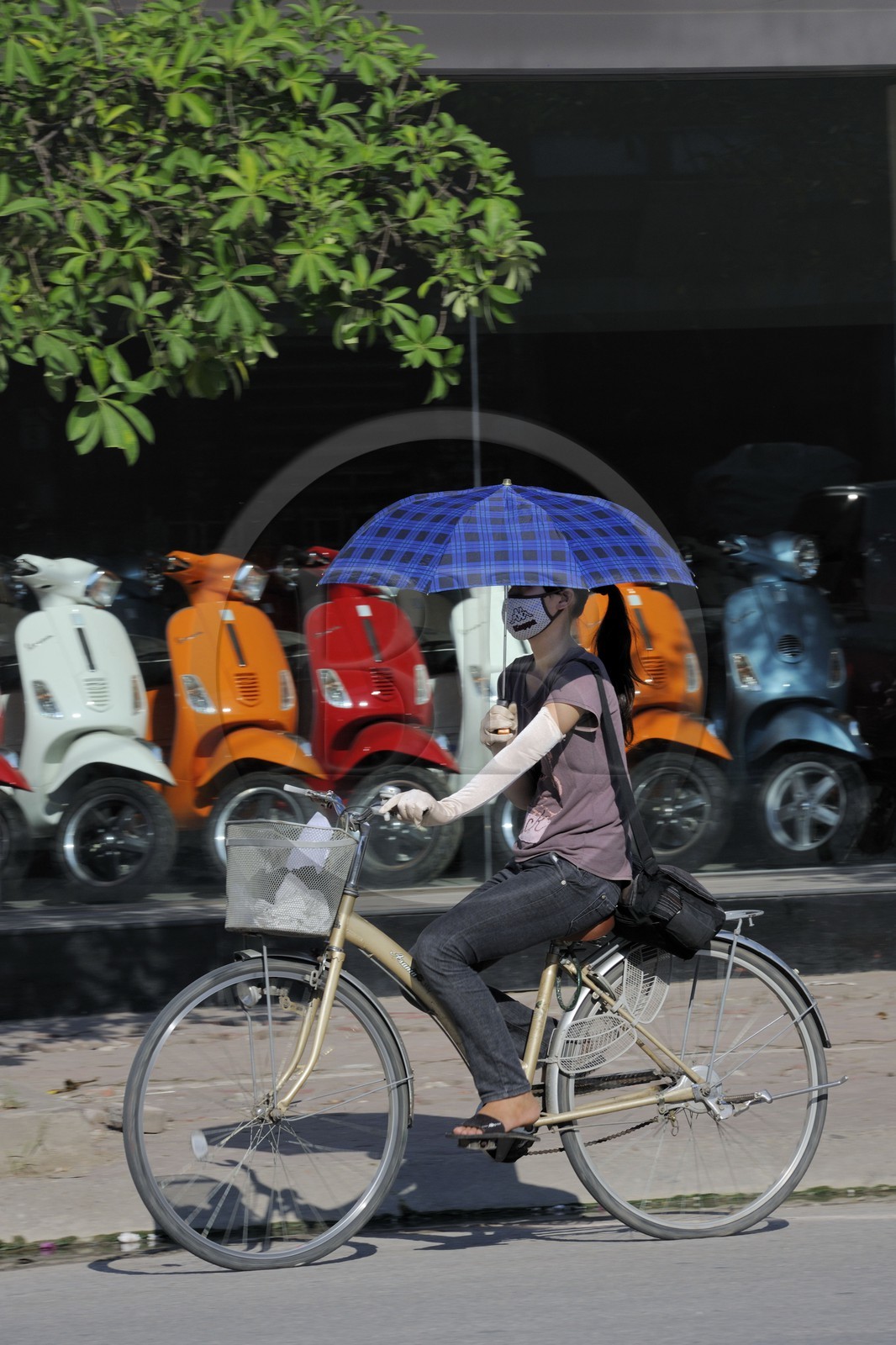 Vietnam, Hanoï, circulation à vélo dans la vieille ville, emmitouflage contre le soleil par 35° et protection contre la pollution
