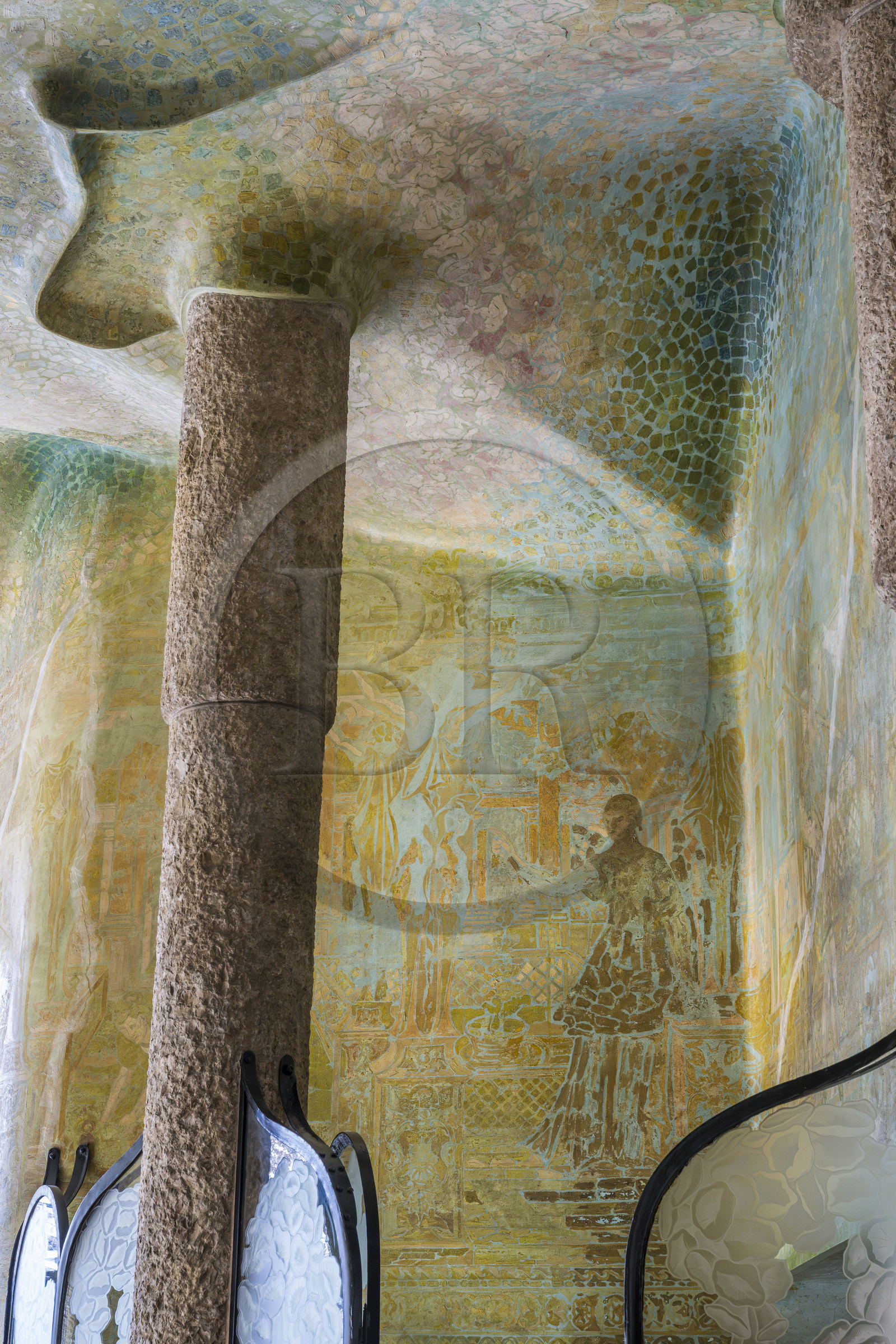 Espagne, Catalogne, Barcelone, quartier de l'Eixample, Passeig de Gracia, Pedrera ou Casa Mila (1905-1910) de l'architecte du modernisme catalan Antoni Gaudi, site classé au Patrimoine Mondial de l'UNESCO, fresques et colonnes de l'entrée principale