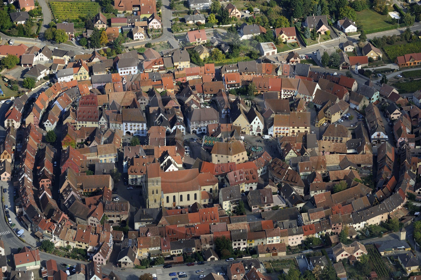France, Haut-Rhin (68), Eguisheim, le coeur historique (photo aérienne)