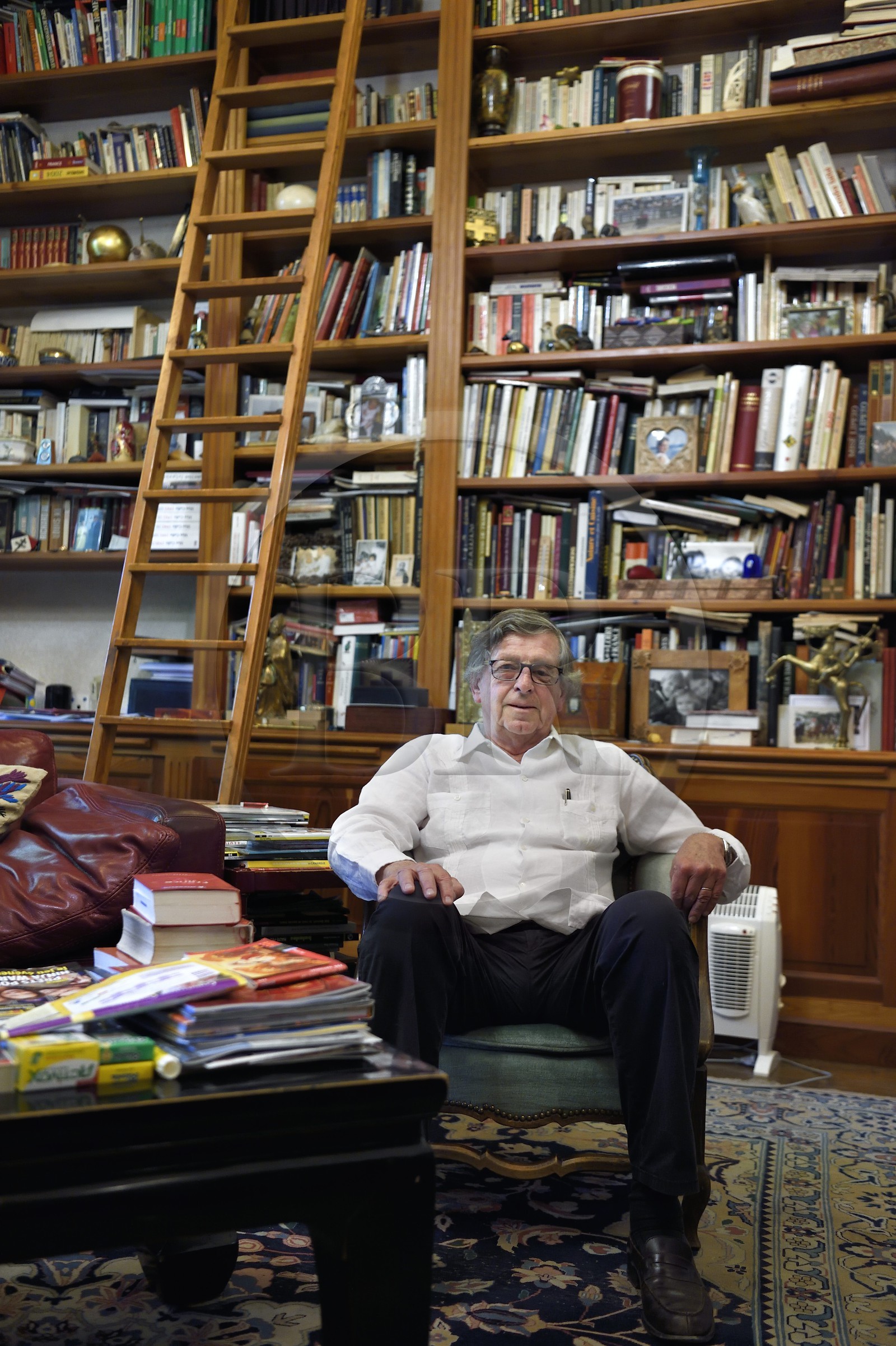 France, Alpes-de-Haute-Provence (04), vallée de l'Ubaye, Barcelonnette, le consul honoraire du mexique et ancien maire de la ville Jean Chabre dans la bibliothèque de sa Villa mexicaine