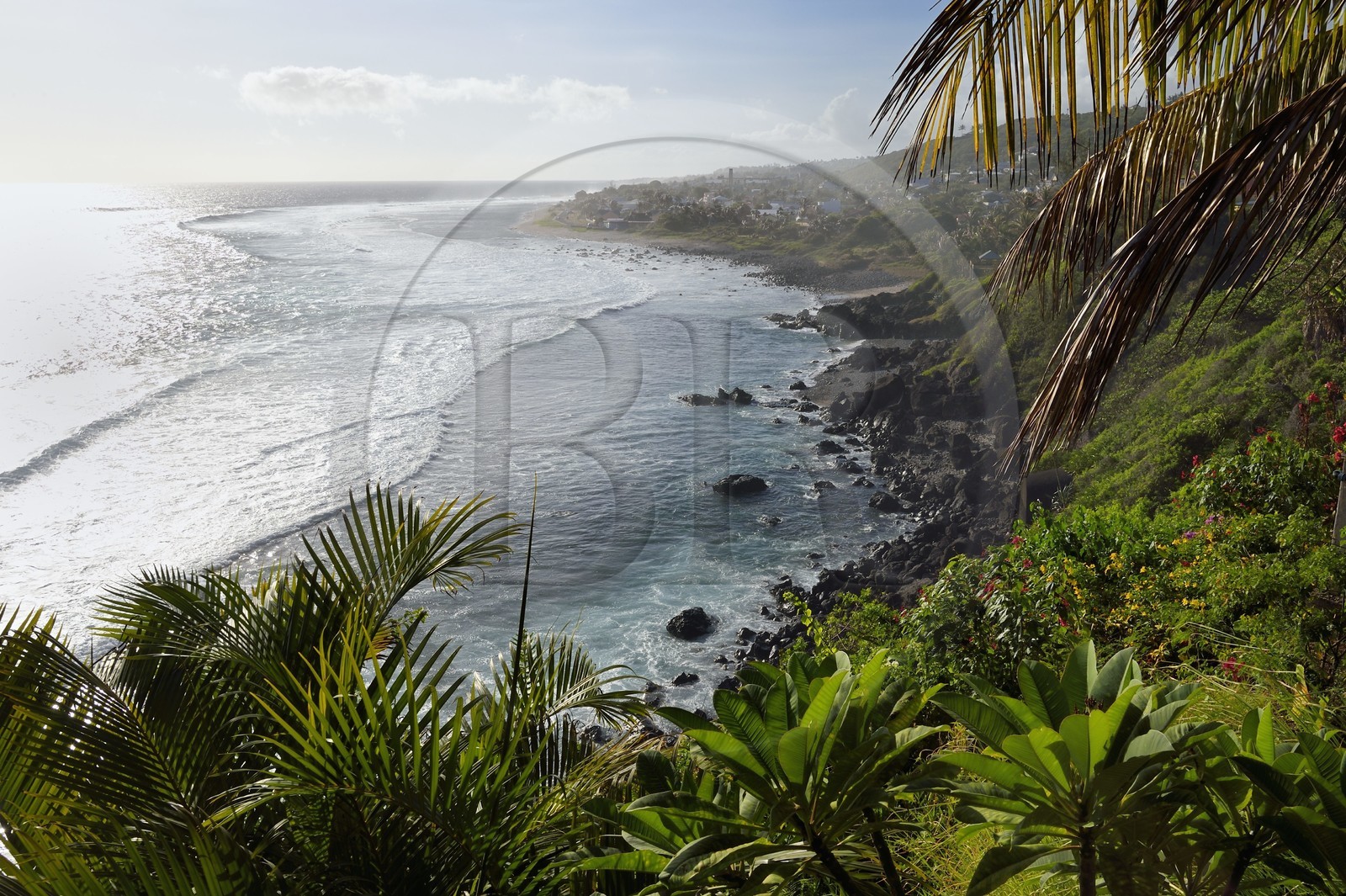 France, Ile de la Reunion, Petite-Ile sur la côte sud, plage et rochers de Grand-Bois, la cheminée de l'ancienne usine sucrière en arrière plan