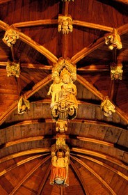 France, Côtes-d'Armor (22), église de Loc-Envel, sablières décorant la voûte (16ème siècle)