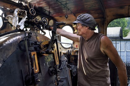 France, Alpes-Maritimes (06), Puget Théniers, locomotive en chauffe, dans la cabine, Frederic Laugier bénévole du G.E.C.P. qui restaure et exploite le Train des Pignes, aujourd'hui chauffeur