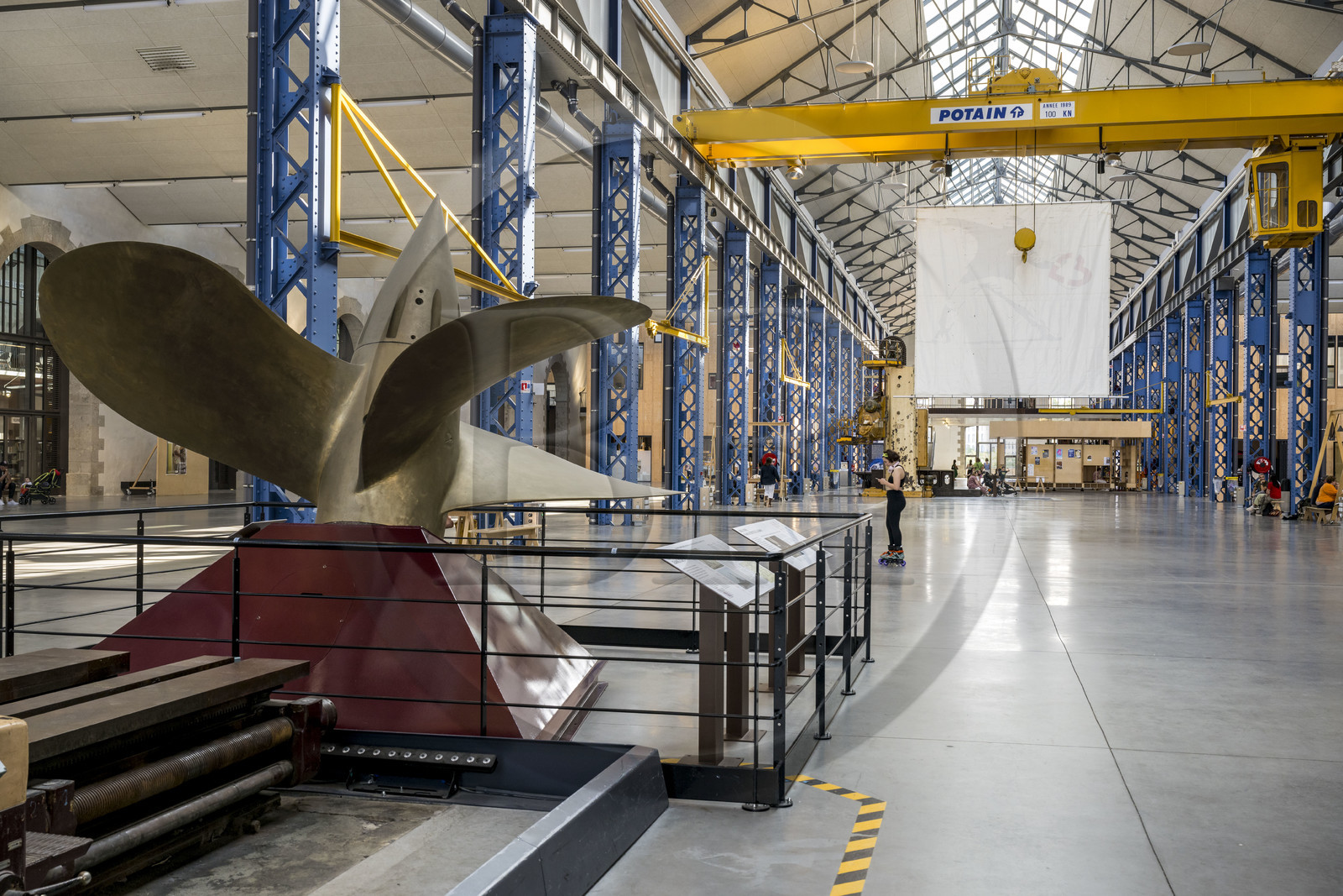 France, Finistère (29), Brest, l'éco-quartier des Capucins, les Ateliers, anciens ateliers de mécanique de l'Arsenal, hélice du croiseur porte-hélicoptères La Jeanne d'Arc