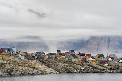 Groenland, cote ouest, baie de Baffin, la ville de Uummannaq accrochée à la roche