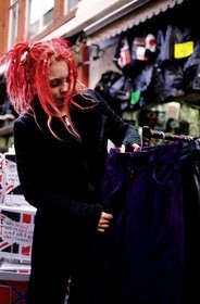 Royaume-Uni, Londres, jeune femme sur Carnaby Street