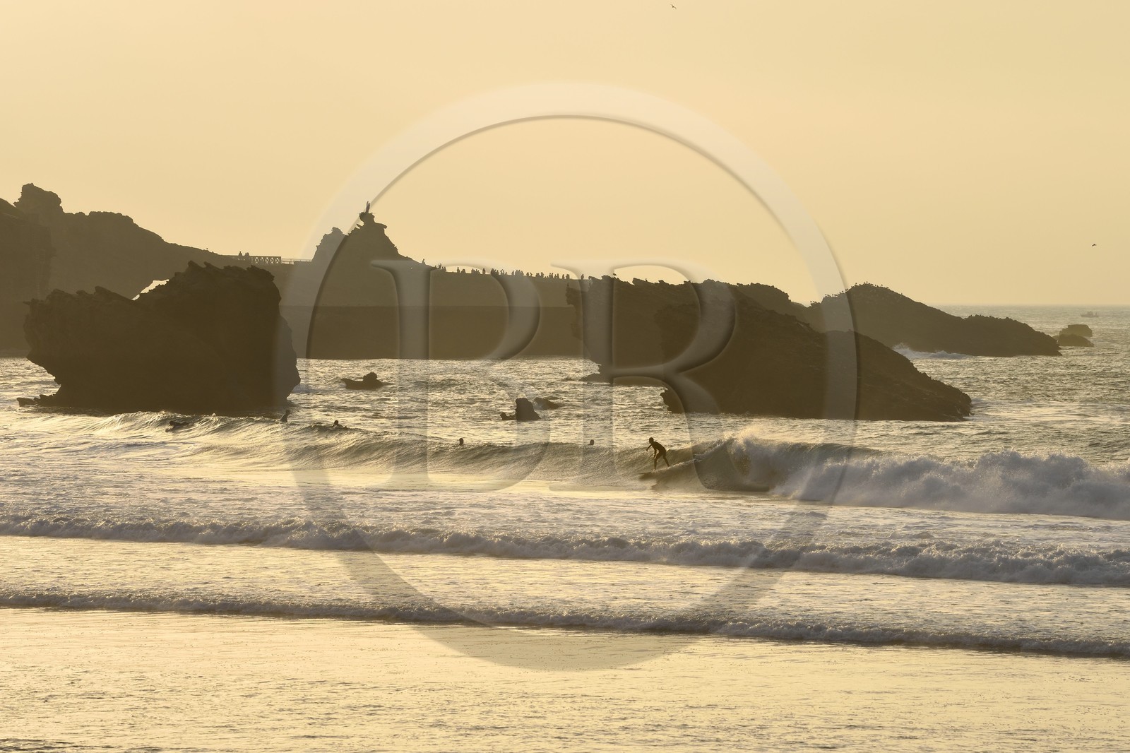 France, Pyrénées-Atlantiques (64), Pays-Basque, Biarritz, surfer à la Grande Plage et le Rocher de la Vierge en arrière plan