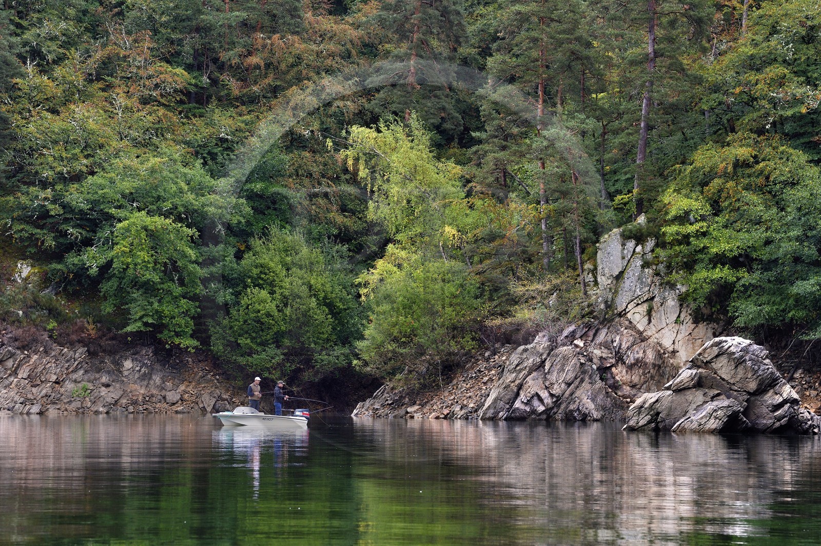 France, Cantal (15), Gorges de la Truyère, Ruynes-en-Margeride, pêcheurs à la ligne sur la rivière Truyère en amont du viaduc de Garabit