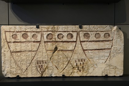 Israel, Jérusalem, quartier de Guivat Ram, musée d'Israel, departement d'archéologie, dalle avec les armoiries de Sir Hugh Wake, Ashkelon, 1241