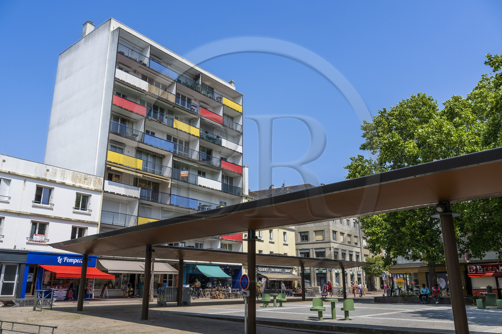 France, Morbihan (56), Lorient, la Tour Conan appelé Technicolor et achevée en 1950 pendant la reconstruction domine la place Paul-Bert au 50 rue du Port