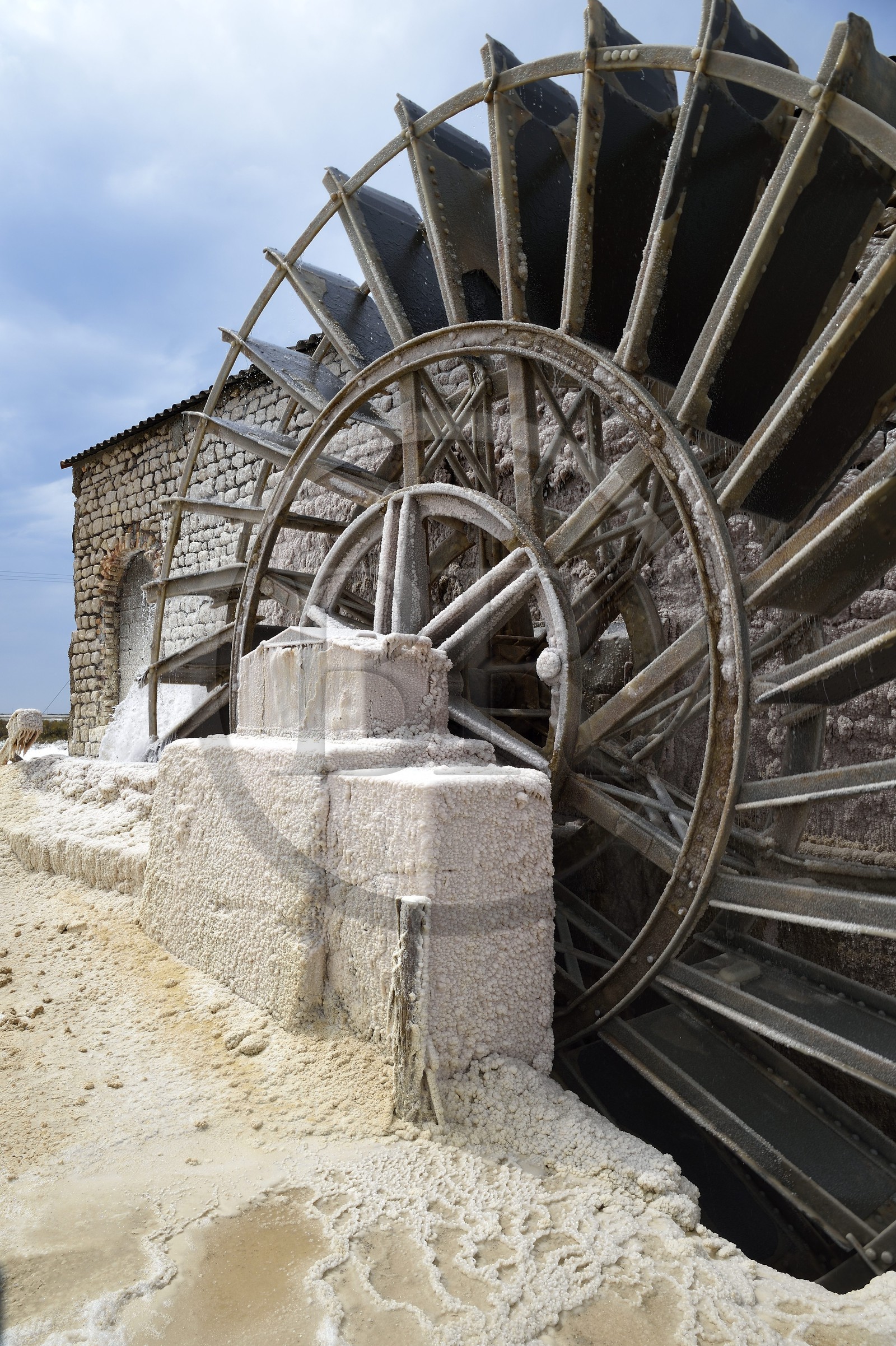 France, Bouches-du-Rhône (13), Camargue, Salin-de-Giraud, les salins du Midi, roue à aube de la station de pompage