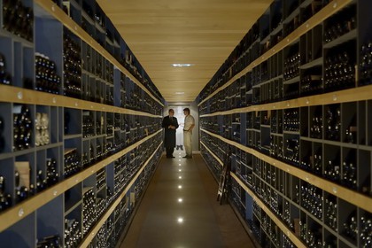 France, Rhône (69), Collonges-au-Mont-d'Or, Restaurant L'Auberge du Pont de Collonges de Paul Bocuse, trois étoiles au Guide Michelin depuis 1965, le sommelier Mathieu vial dans la cave à vin
