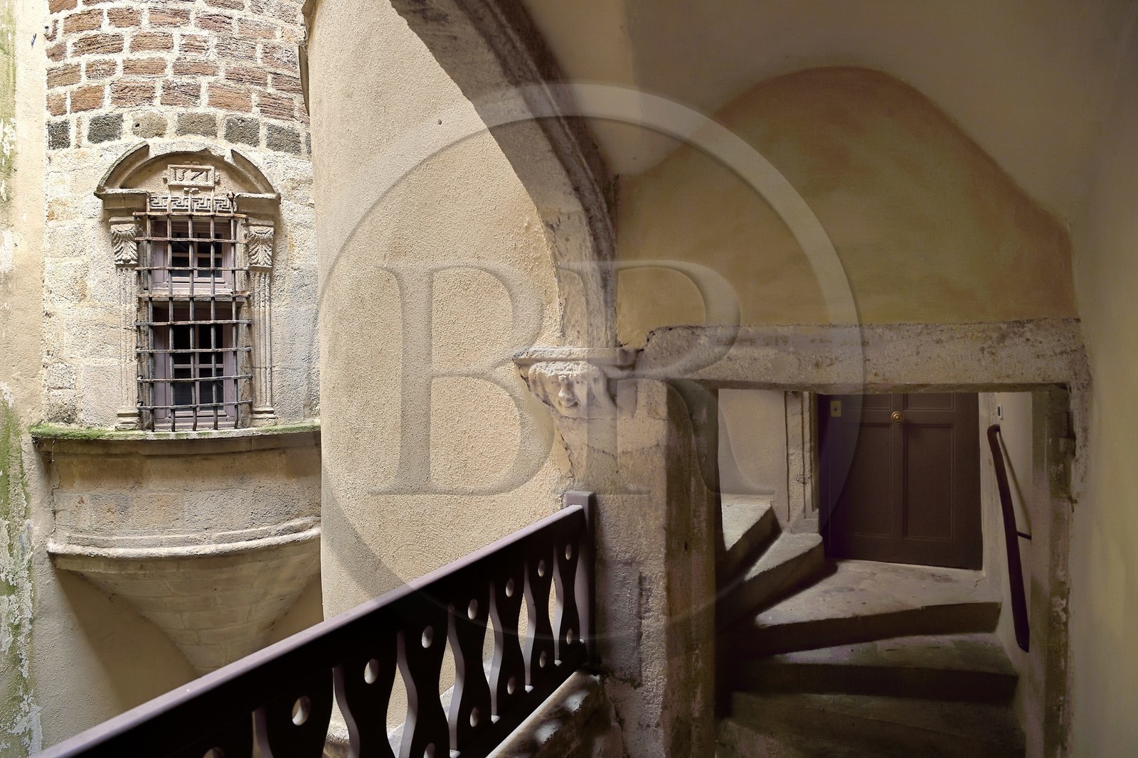 France, Haute-Loire (43), Le Puy-en-Velay, étape classée Patrimoine Mondial de l'UNESCO dans le cadre des chemins de Compostelle, rue Courrerie dans la ville Basse, cour intérieure et escalier de l'Hotel des Arcis de Chazourne (XVIe siècle)