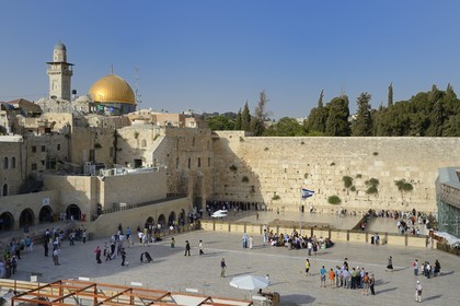 Israel, Jérusalem, ville sainte, vieille-ville classée Patrimoine Mondial de l'UNESCO, Mur des Lamentations ou mur occidental faisant partie des murs de soutènement de l'esplanade du Temple construite par Hérode Ier le Grand et le Dome du Rocher sur Haram el-Sharif en arrière plan