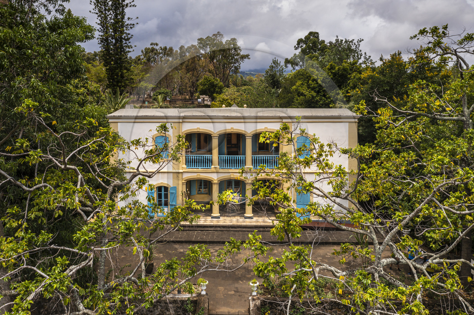 France, Ile de la Reunion, Saint-Gilles-les-Hauts, Musée de Villèle dans le domaine Panon-Desbassyns, ancienne propriété coloniale au cœur d'une grande plantation de canne à sucre qui faisait travailler un peu plus de 400 esclaves, la maison de maitre (vue aérienne) France, Ile de la Reunion, Saint-Gilles-les-Hauts, Musée de Villèle dans le domaine Panon-Desbassyns, ancienne propriété coloniale au cœur d'une grande plantation de canne à sucre qui faisait travailler un peu plus de 400 esclaves, la maison de maitre (vue aérienne)