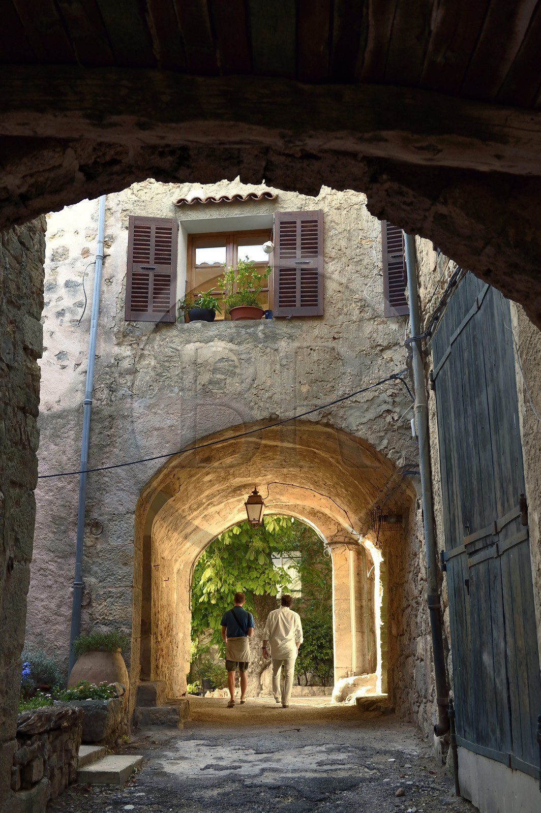 France, Var (83), La Dracénie, village de Châteaudouble, ruelle passant sous un porche