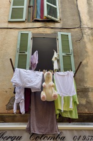 France, Corse-du-Sud (2A), Bonifacio, Ville Haute, linge séchant devant la fenetre