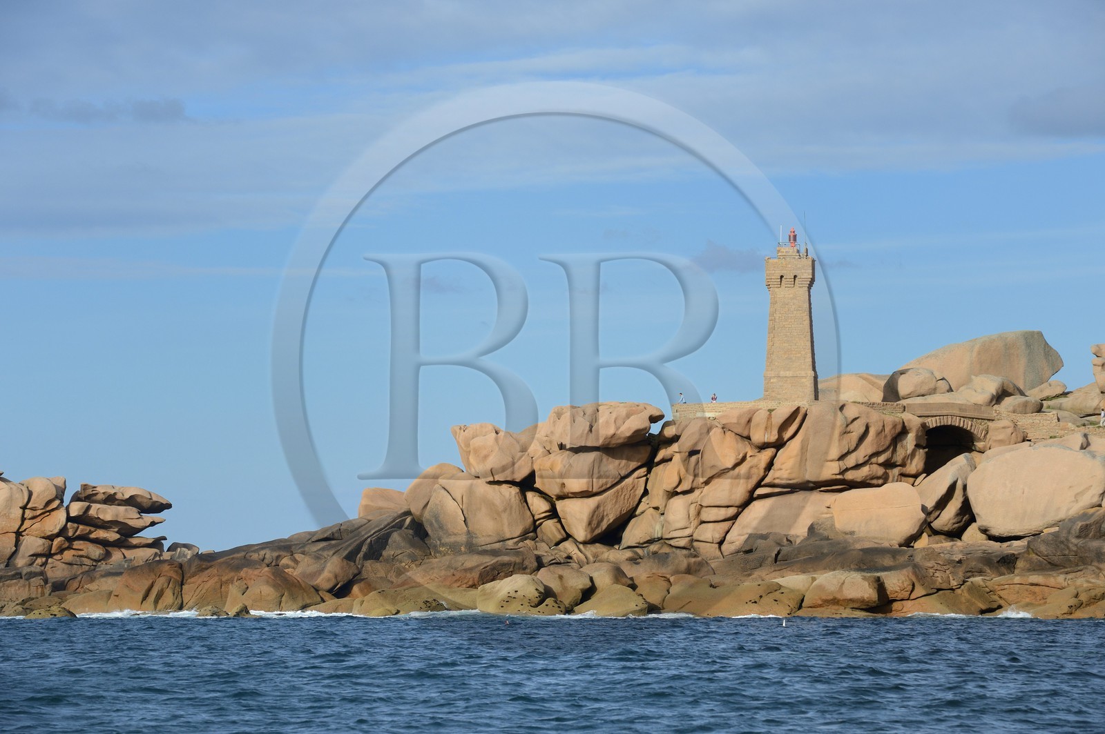 France, Côtes-d'Armor (22), Côte de Granit Rose, Perros-Guirec, Ploumanac'h, la pointe de Squewel et le phare de Mean Ruz