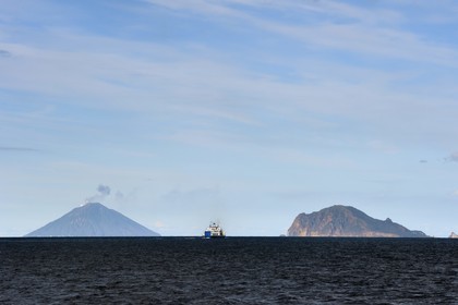 Italie, Sicile, iles Eoliennes, classées Patrimoine Mondial de l'UNESCO, ferry qui relie les iles,  l'Ile de Panarea à droite et le volcan Stromboli en arrière plan
