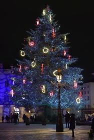France, Meurthe-et-Moselle (54), Nancy, place Stanislas (ancienne Place Royale) lors de la fête de la Saint-Nicolas, classée Patrimoine Mondial de l'UNESCO, le grand sapin  de Noël décoré
