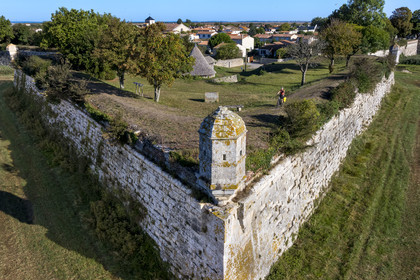 France, Charente-Maritime (17), Saintonge, Marennes-Hiers-Brouage, citadelle de Brouage, labellisé Les Plus Beaux Villages de France, les remparts batis de 1630 à 1640 sont munis d'échauguettes (vue aérienne)