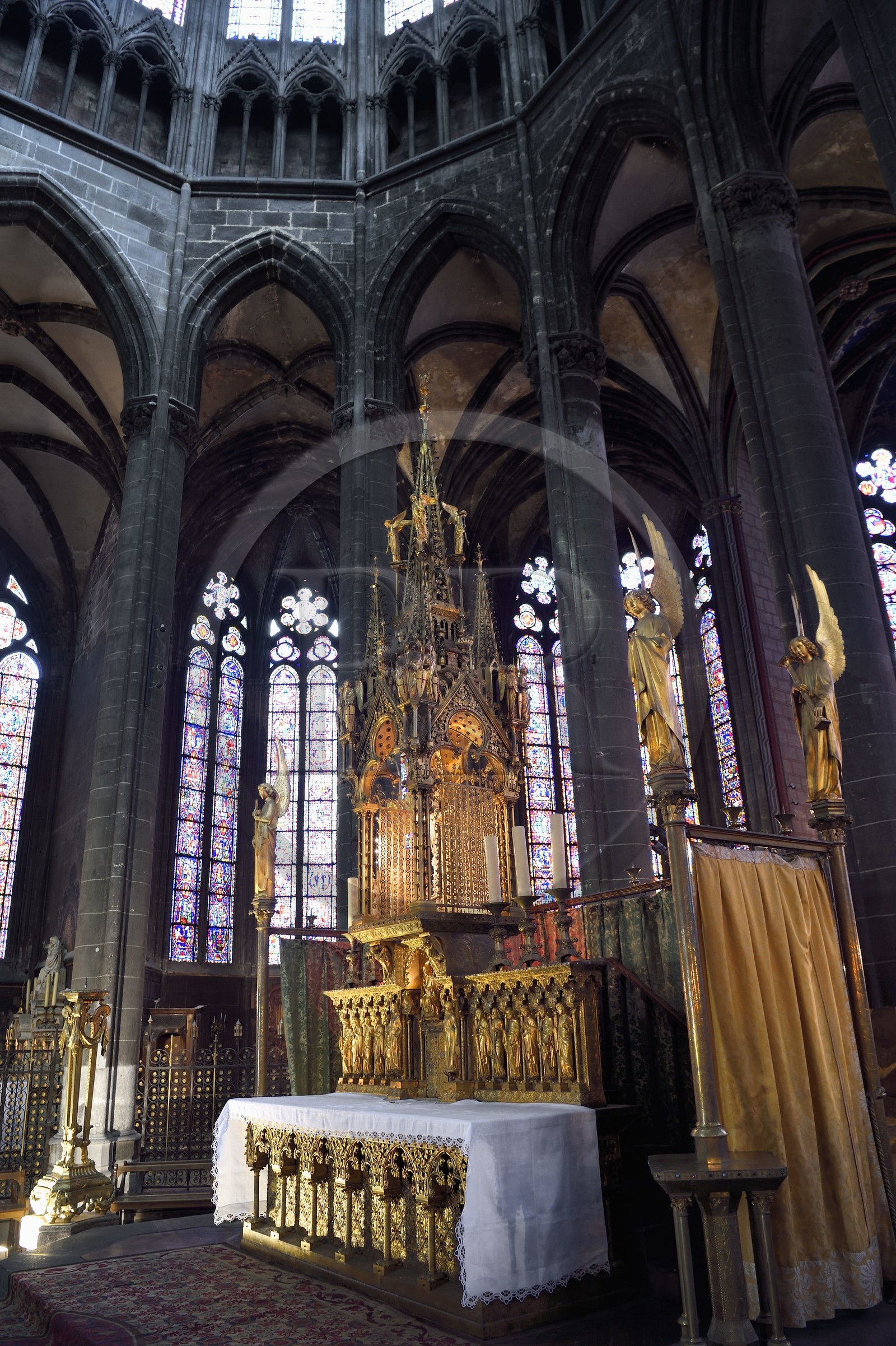France, Puy-de-Dôme (63), Clermont-Ferrand, cathédrale Notre-Dame de l'Assomption du XIIIe siècle, maître-autel dessiné par Viollet-le-Duc