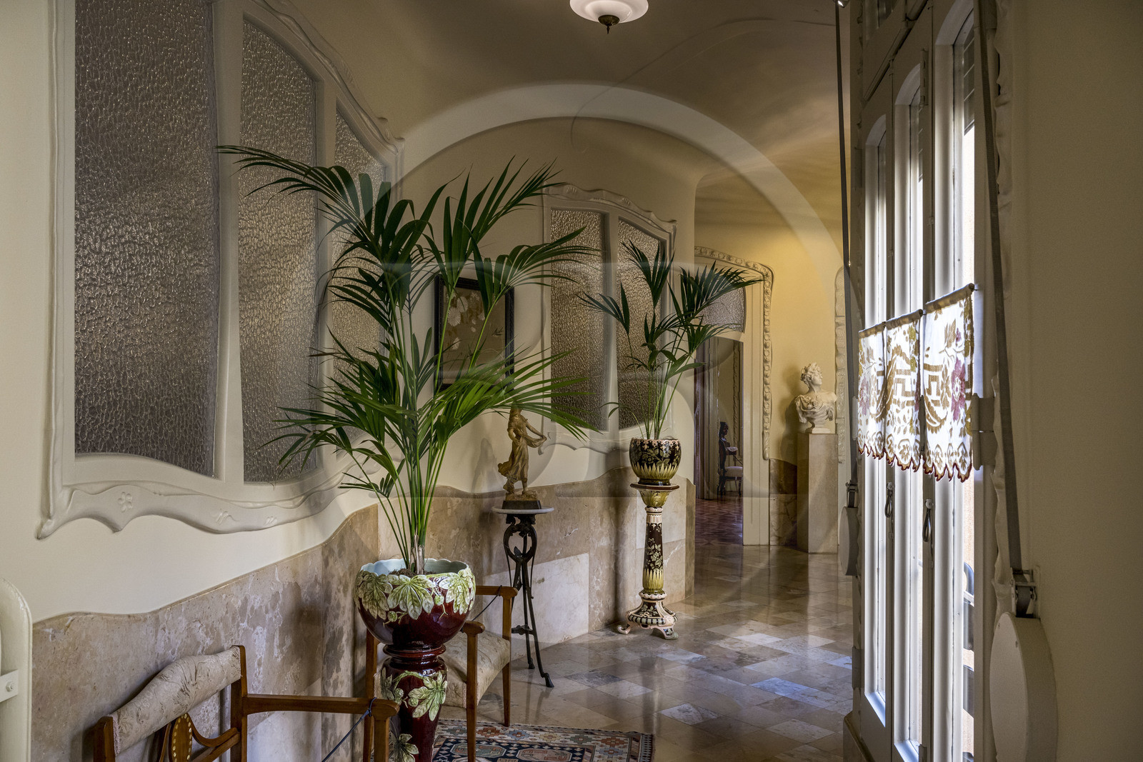 Espagne, Catalogne, Barcelone, quartier de l'Eixample, Passeig de Gracia, Pedrera ou Casa Mila (1905-1910) de l'architecte du modernisme catalan Antoni Gaudi, site classé au Patrimoine Mondial de l'UNESCO, un couloir de l'appartement