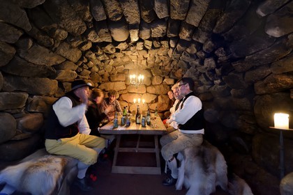 Suède, comté de Dalécarlie, région de Leksand, célébrations du solstice d'été dans le petit hameau de Sunnanäng, réunion dans la cave autour d'un verre