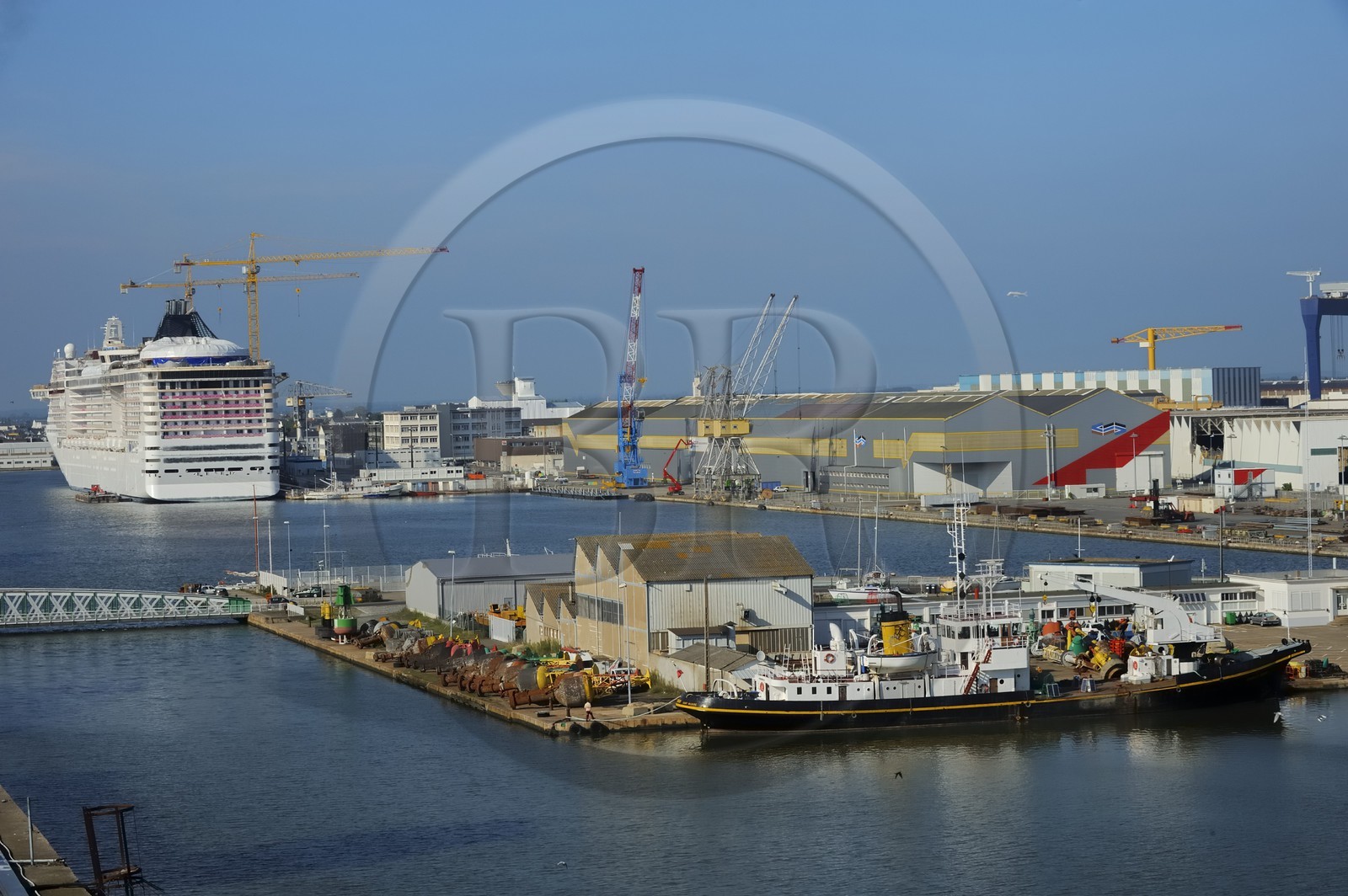 France, Loire-Atlantique (44), port de Saint-Nazaire, le bassin de Saint-Nazaire et les chantiers navals