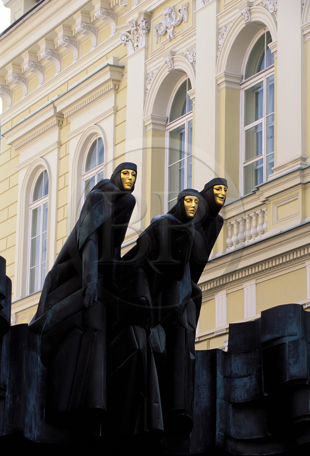 Lituanie (Pays Baltes), Vilnius, centre historique, classé Patrimoine Mondial de l'UNESCO, statues dites La Fête des Muses sur la façade du Théâtre National Drama, Gedimino prospektas 8