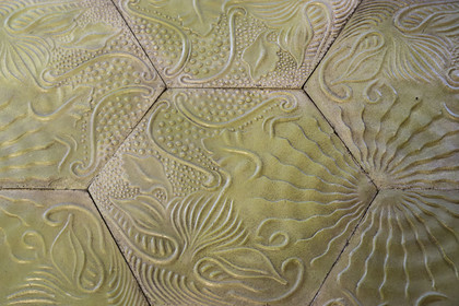 Espagne, Catalogne, Barcelone, quartier de l'Eixample, Passeig de Gracia, Pedrera ou Casa Mila (1905-1910) de l'architecte du modernisme catalan Antoni Gaudi, site classé au Patrimoine Mondial de l'UNESCO, carrelage hexagonal également utilisé dans la Casa Batllo