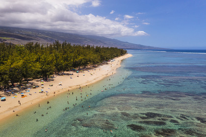 France, île de la Réunion, la Cote Ouest, plage du lagon de Saint-Gilles-Les-Bains à l'Ermitage-les-Bains, bordée par des filaos (vue aérienne)