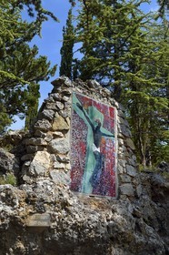 France, Var (83), Dracénie, Ampus, Chemin de Croix à l'emplacement de l'ancien château fort créé par l'abbé Adonis Volpato avec le céramiste Geoff Hindry, station XII Jesus meurt en Croix