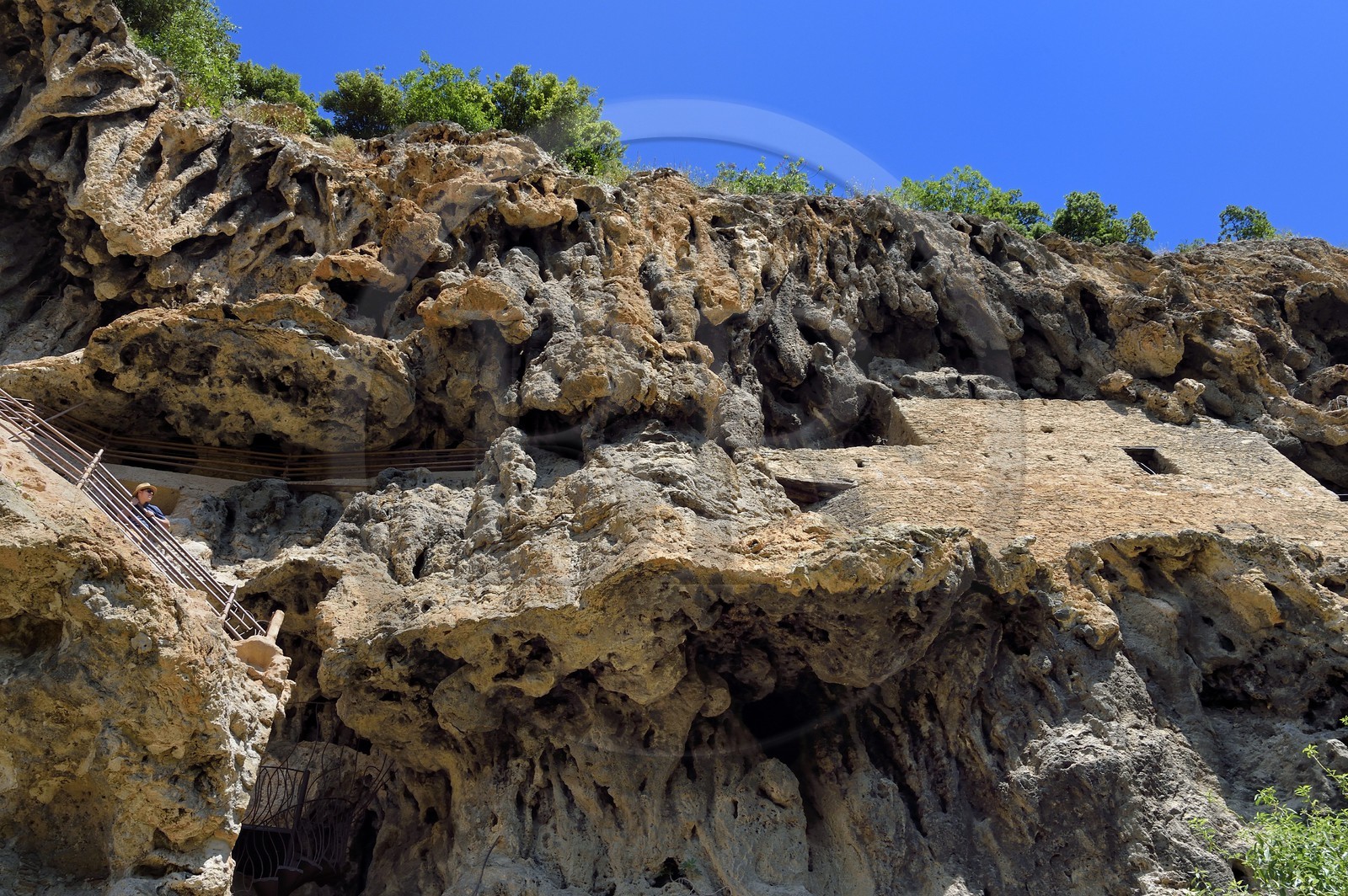 France, Var (83), Provence Verte, Cotignac, habitat troglodytique dans la falaise de tuf de 80 mètres de haut et 400 mètres de large