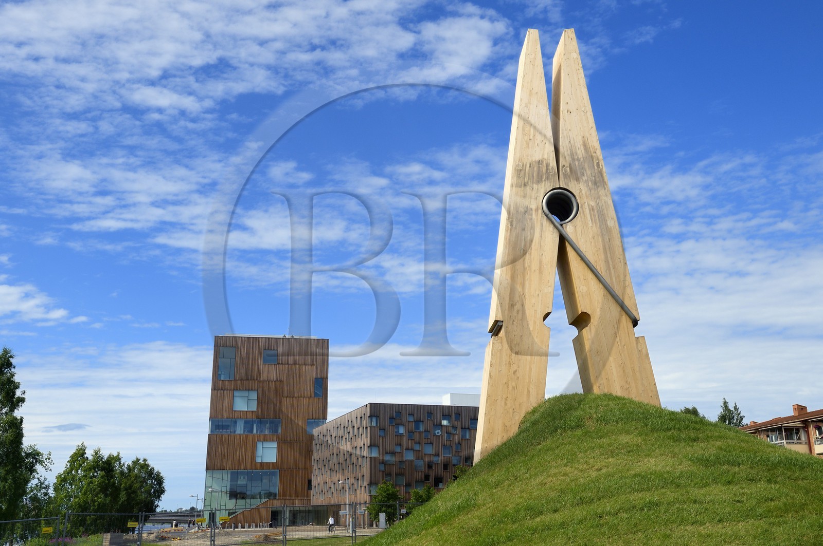 Suède, Comté de Vasterbotten, Umea, le Bildmuseet (Musée d'art contemporain et de la culture visuelle) à Umea Arts Campus en arrière plan et une oeuvre la Pince à Linge de Mehmet Ali Uysal en premier plan
