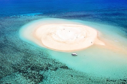 France, Ile de Mayotte, Grande-Terre, M'Tsamoudou, ilot de sable blanc sur le récif de corail dans la lagune face à la pointe Saziley (vue aérienne)