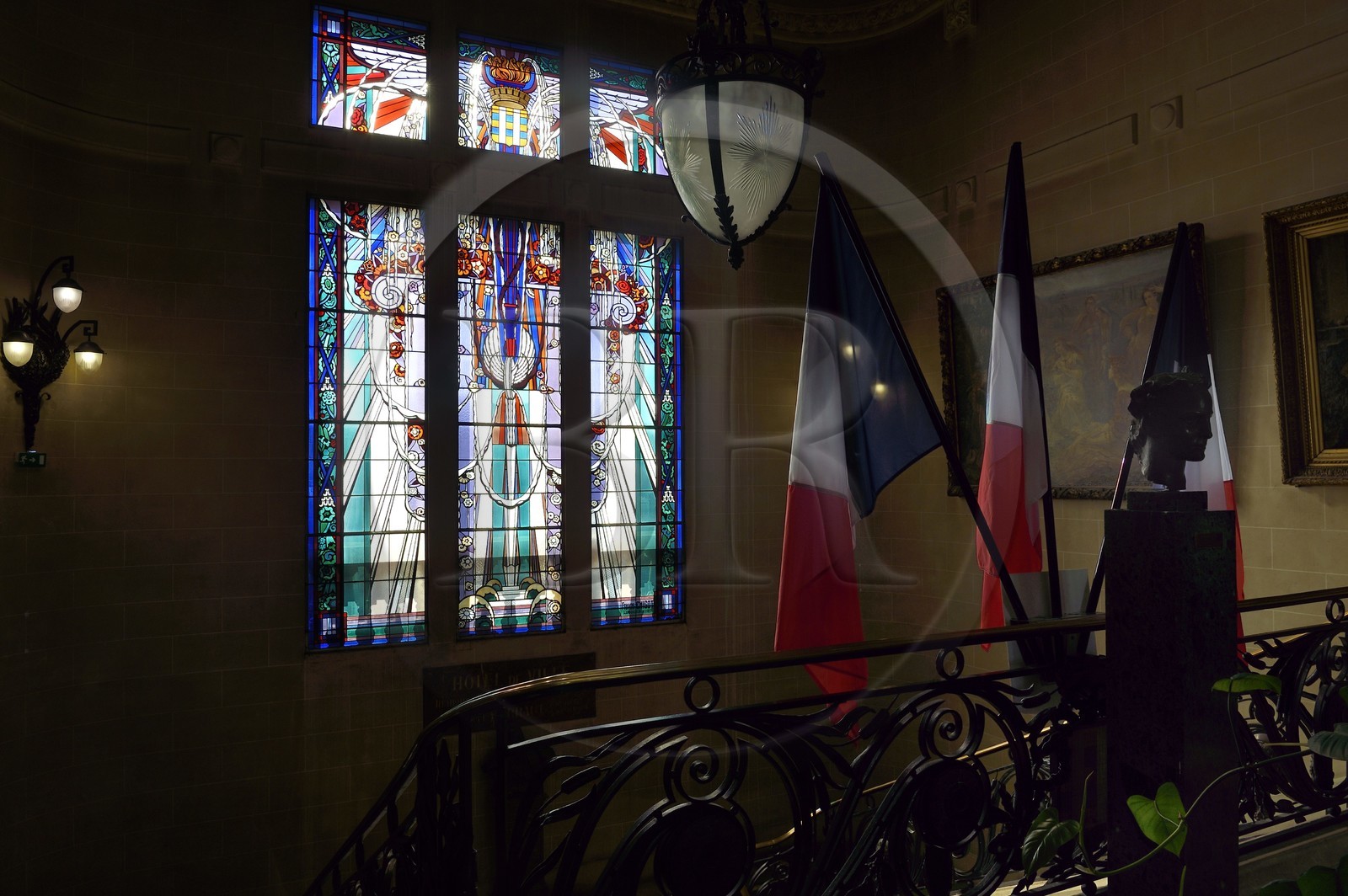 France, Allier (03), Vichy, Hotel de ville, vitrail du maitre-verrier Francis Chigot 1928