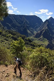 France, Ile de la Reunion, Parc National de la Réunion classé Patrimoine Mondial de l'UNESCO, La Possession, vers le village de Dos d'Ane, randonnée de la Roche Bouteille, randonneurs sur le sentier Cap Noir et le Cirque de Mafate