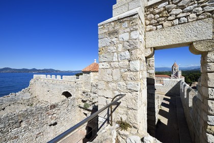 France, Alpes-Maritimes (06), Cannes, Iles de Lérins, Ile de Saint-Honorat, Abbaye de Lérins, ancien monastère fortifié élevé en 1073 et l'église abbatiale du monastère
