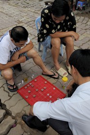Vietnam, Hanoï, joueurs de de Mah Jong dans la rue