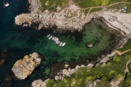 France, Morbihan (56), Ile de Groix, Port Saint-Nicolas sur la côte Sud (vue aérienne)