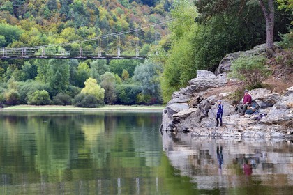 France, Cantal (15), Gorges de la Truyère, Chaliers, pêcheurs à la ligne sur les berges aux abords de la passerelle de Valadour au dessus de la rivière Truyère