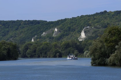 France, Val-d'Oise (95), Vétheuil, une péniche descent la Seine