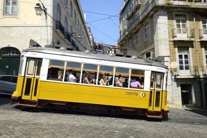 Portugal, Lisbonne, quartier du Bairro Alto, le célèbre tramway (electricos) 28